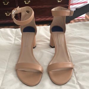 Stuart Weitzman Less Nudist size 7